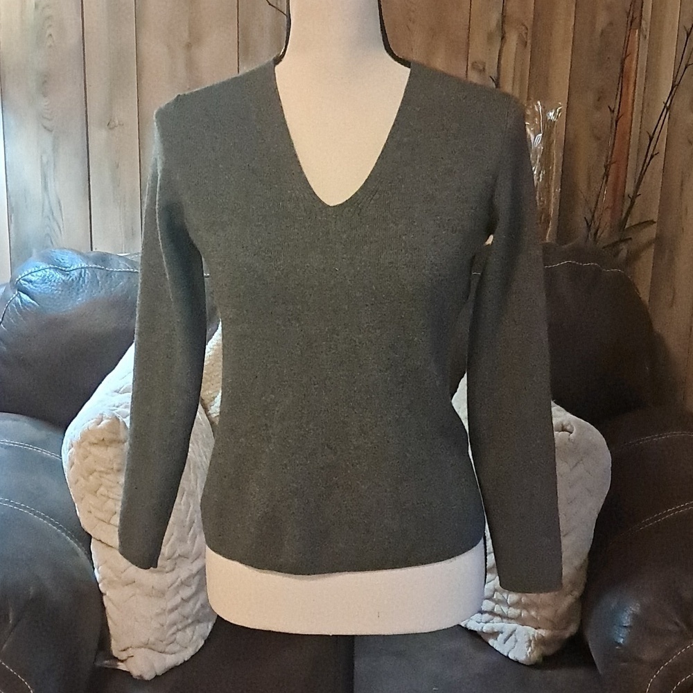 Ann Taylor Charcoal Gray Italian Merino Wool V-Neck Sweater Size M Minimalist